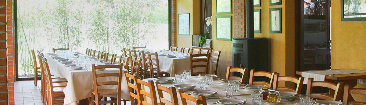 Cascina Martina: Sala Portico - La sala con vetrate si affaccia sul giardino esterno